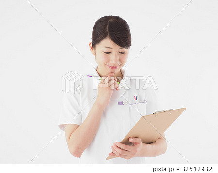 メディカルイメージ　クリップボードを持つ看護師の女性 32512932
