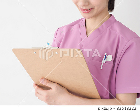 メディカルイメージ　クリップボードを持つ看護師の女性 32513222