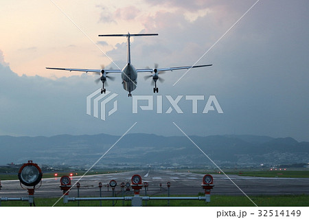 着陸するプロペラ機 32514149