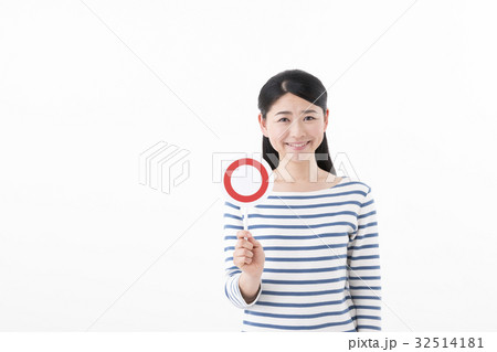 女性　マルバツ　微笑み 32514181