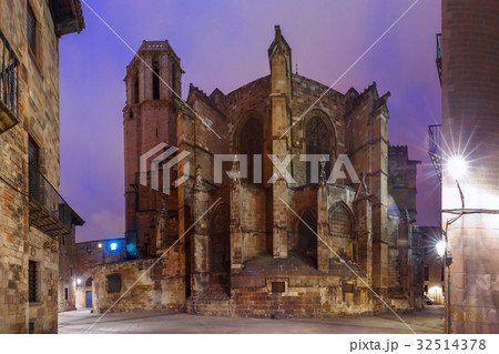 Barcelona Cathedral at night, Spain Barcelona Cathedral at night, Spain 32514378