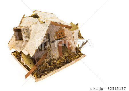 空家イメージ　倒壊する家（模型 ミニチュア） 32515137