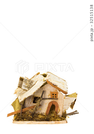空家イメージ　倒壊する家（模型 ミニチュア） 32515138