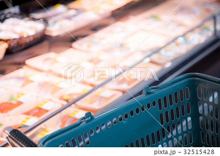 スーパーマーケット 魚売り場 魚介類 ぼかし ソフトフォーカス スーパーマーケット 魚売り場 魚介類 ぼかし ソフトフォーカス 32515428