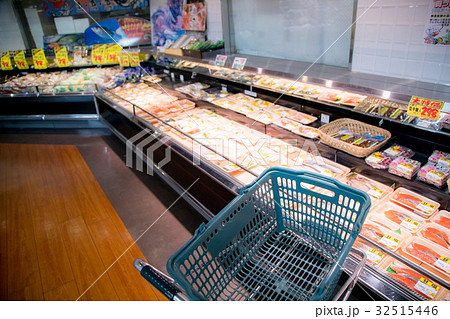 スーパーマーケット 魚売り場 魚介類 ぼかし ソフトフォーカス スーパーマーケット 魚売り場 魚介類 ぼかし ソフトフォーカス 32515446