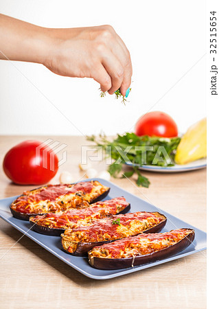 The chef sprinkles herbs The chef sprinkles herbs 32515654