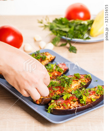 The chef sprinkles herbs The chef sprinkles herbs 32515655