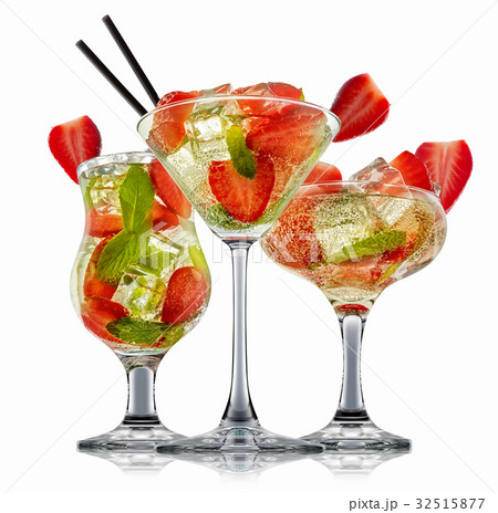 alcohol cocktail isolated on white background 32515877