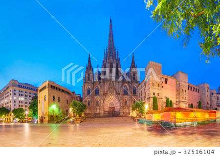 Barcelona Cathedral in the morning, Spain Barcelona Cathedral in the morning, Spain 32516104