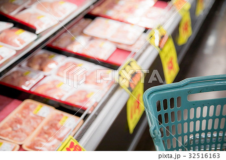 肉屋 お肉売り場 精肉店 スーパーマーケット デパート 肉屋 お肉売り場 精肉店 スーパーマーケット デパート 32516163