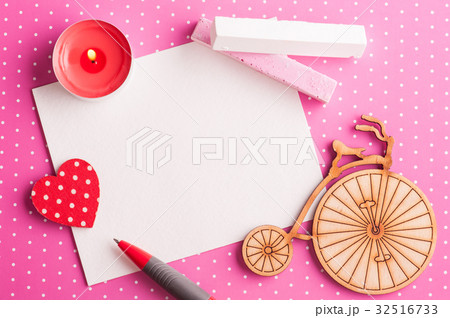 Blank card on pink polka dot background with bike 32516733