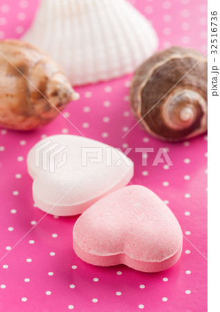Vanilla and strawberry bath bombs 32516736