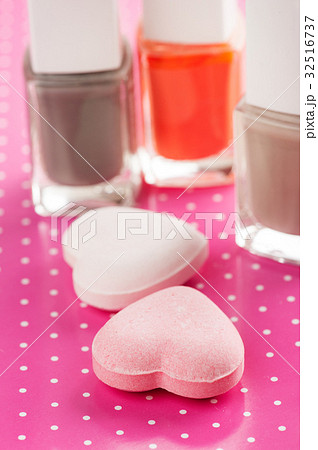 Vanilla and strawberry bath bombs Vanilla and strawberry bath bombs 32516737