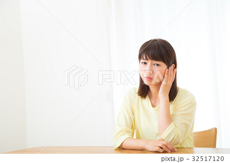 耳が痛い 難聴 中耳炎 ネガティブイメージ 体調不良 女性 ポートレート 20代 30代 耳が痛い 難聴 中耳炎 ネガティブイメージ 体調不良 女性 ポートレート 20代 30代 32517120