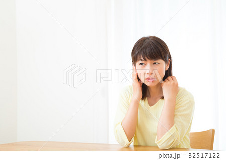 耳が痛い　難聴　中耳炎　ネガティブイメージ　体調不良　女性　ポートレート　20代　30代 32517122