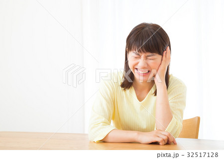 耳が痛い　難聴　中耳炎　ネガティブイメージ　体調不良　女性　ポートレート　20代　30代 32517128