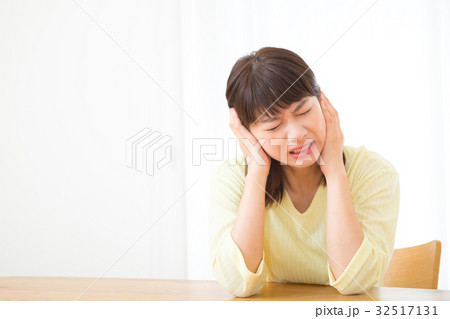 耳が痛い　難聴　中耳炎　ネガティブイメージ　体調不良　女性　ポートレート　20代　30代 32517131