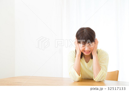 耳が痛い　難聴　中耳炎　ネガティブイメージ　体調不良　女性　ポートレート　20代　30代 32517133