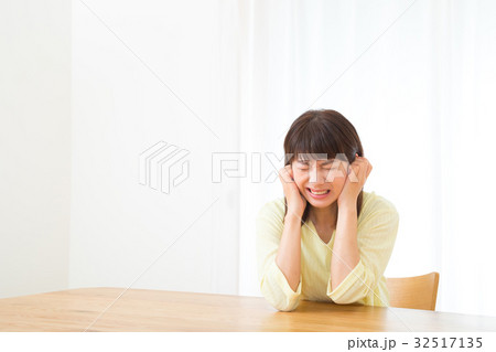 耳が痛い　難聴　中耳炎　ネガティブイメージ　体調不良　女性　ポートレート　20代　30代 32517135