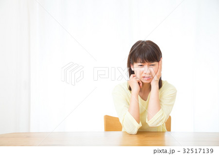 耳が痛い　難聴　中耳炎　ネガティブイメージ　体調不良　女性　ポートレート　20代　30代 32517139