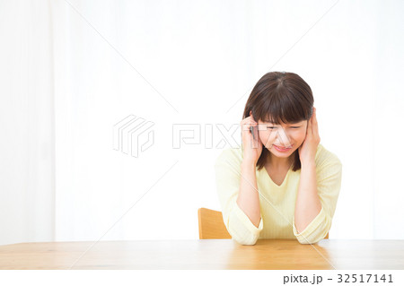耳が痛い　難聴　中耳炎　ネガティブイメージ　体調不良　女性　ポートレート　20代　30代 32517141