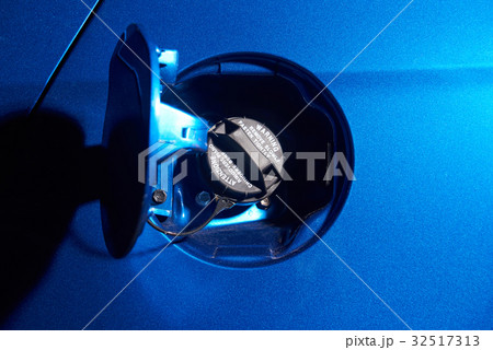 Close up of open gas tank 32517313