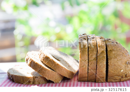 Loaf of bread 32517615
