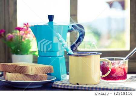 Breakfast with toasts 32518116