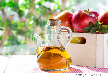 Apple cider vinegar 32518162