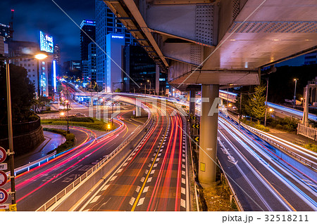 赤坂見附交差点付近の夜景 行きかう自動車の光跡の写真素材