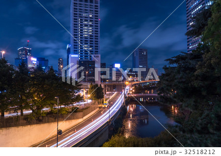赤坂見附交差点付近の夜景、行きかう自動車の光跡 赤坂見附交差点付近の夜景、行きかう自動車の光跡 32518212