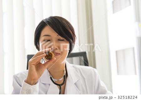 女医　お医者さん　栄養ドリンク　エナジードリンク　激務　心労　診察　病院　医療　医者　聴診器　白衣 32518224