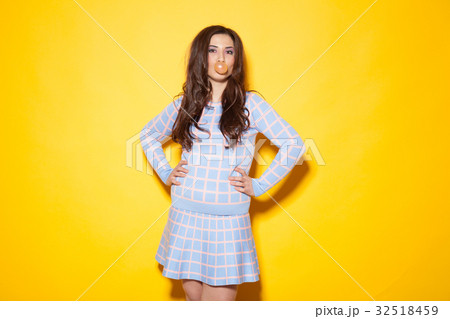 girl tricked bubble of chewing gum girl tricked bubble of chewing gum 32518459