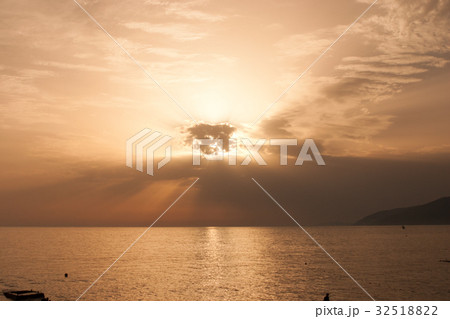 A deserted quiet deserted calm sea to the horizon 32518822