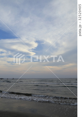 初夏の材木座海岸 32520405