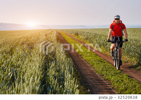 Young cyclist with mountain bicyclist on the path 32520638