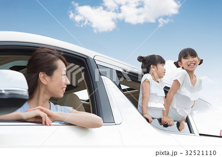 窓から身を乗り出す姉妹 窓から身を乗り出す姉妹 32521110
