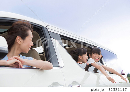 窓から身を乗り出す姉妹 32521117