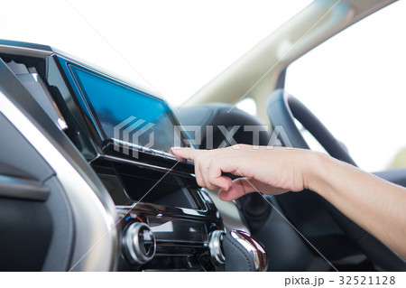 カーナビを操作する男性 32521128