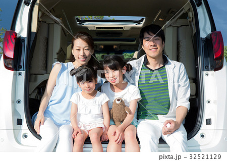 車のトランクに座る家族 車のトランクに座る家族 32521129