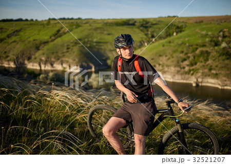 Mountain bike adventur. Cyclist has a rest on 32521207
