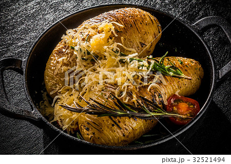 スウェーデン風ベイクドポテト Swedish style baked potato  32521494