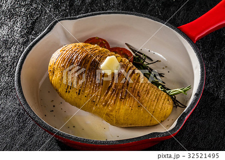 スウェーデン風ベイクドポテト Swedish style baked potato スウェーデン風ベイクドポテト Swedish style baked potato 32521495