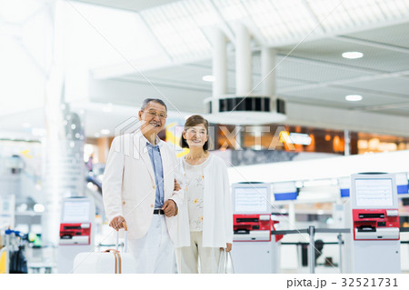 シニアの夫婦(空港) シニアの夫婦(空港) 32521731