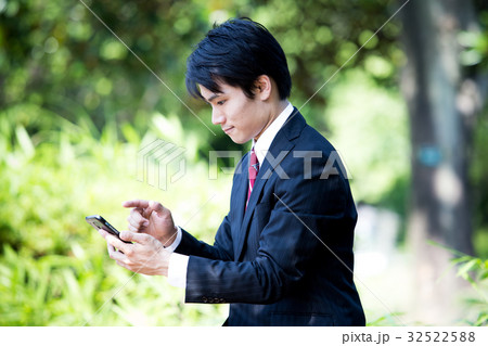 ビジネスマン(スマートフォン) ビジネスマン(スマートフォン) 32522588