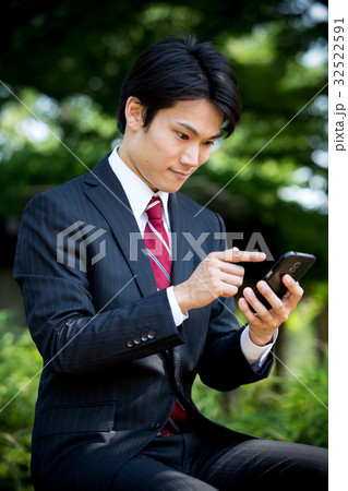 ビジネスマン(スマートフォン) ビジネスマン(スマートフォン) 32522591