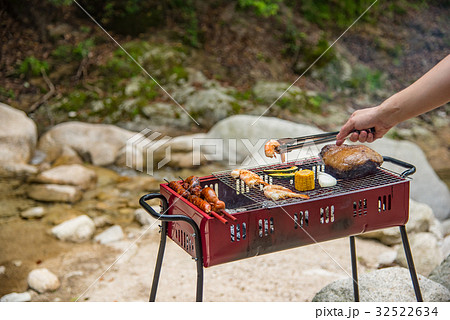 水辺のバーベキュー　肉の炭焼き　海鮮バーベキュー 32522634