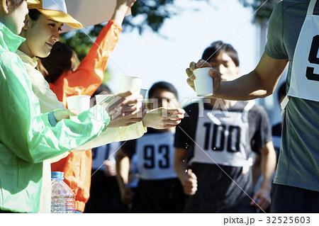 マラソン大会 給水所の写真素材