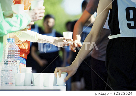 マラソン大会　給水所 32525624