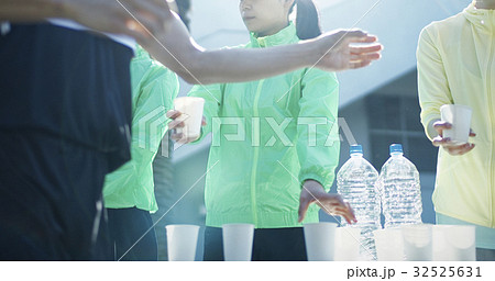 マラソン大会　給水所 32525631